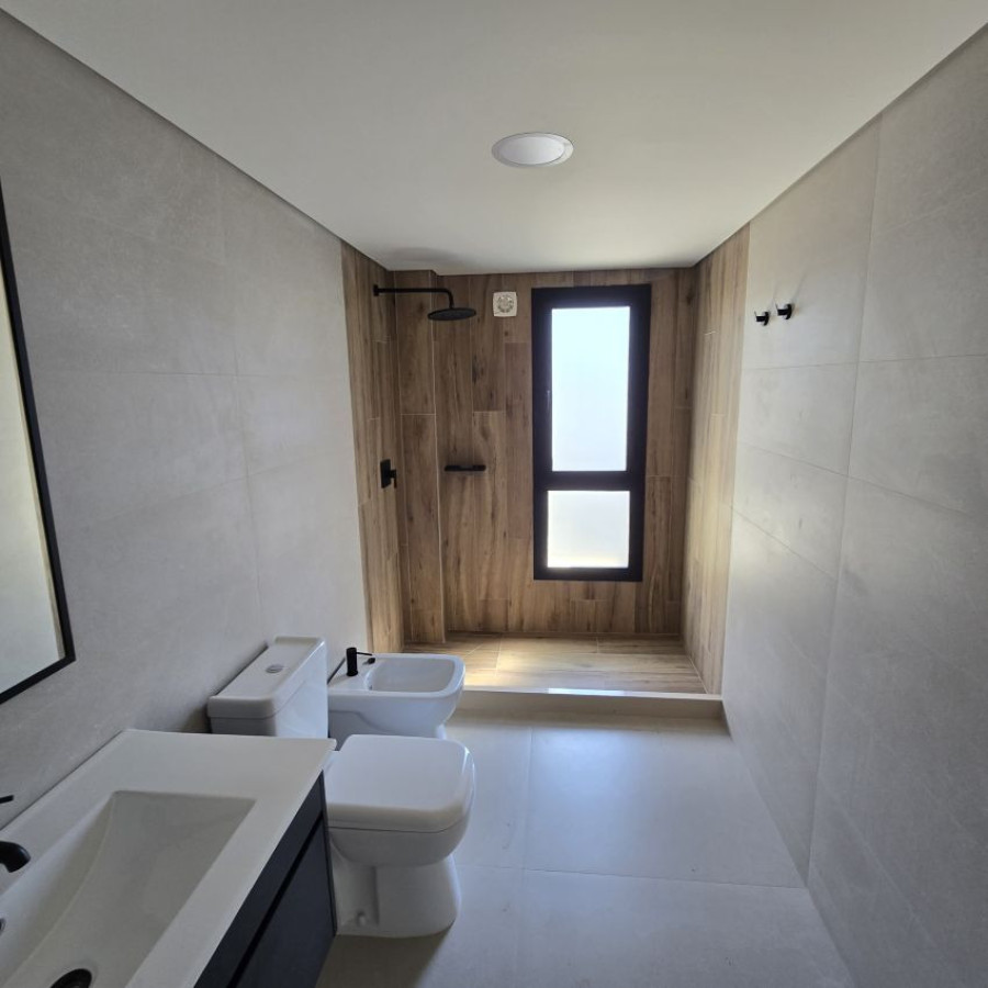 Casa ID.108 - Alquiler casa en Punta Gorda, 3 dormitorios, 2 baños, toilette, cochera y parrillero.