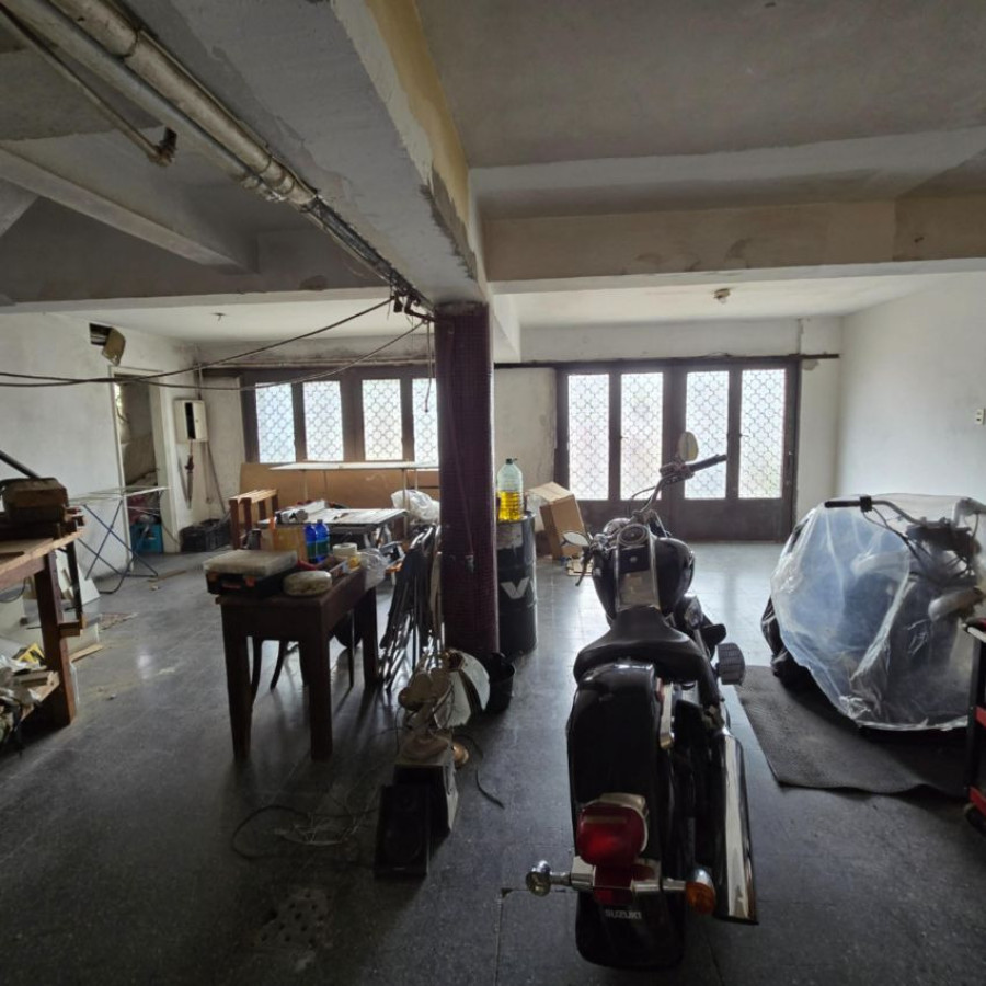 Casa ID.131 - Venta casa la blanqueada a reciclar 3 dormitorios, 4 baños, garaje para 3 autos y patio.