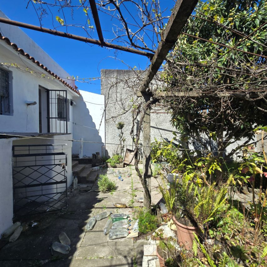 Casa ID.254 - Venta casa, 2 dormitorios,  garaje y fondo, Paso de las Duranas.