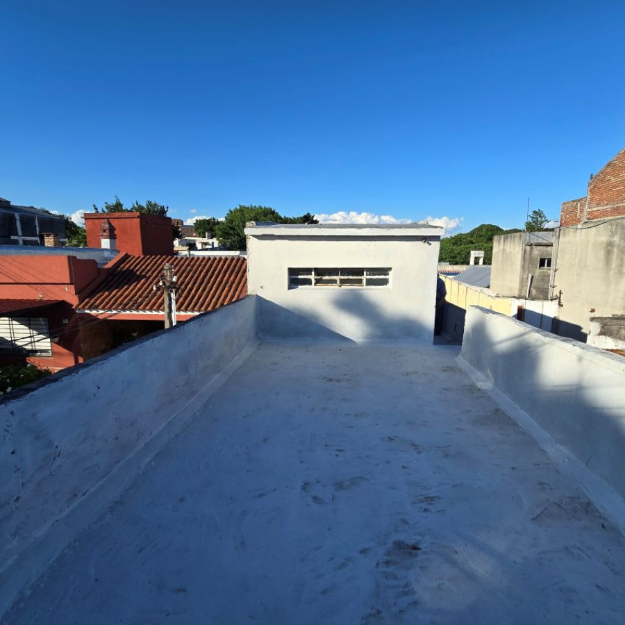 Casa ID.134 - Alquiler casa en Perez Castellano 2 dormitorios y azotea de uso exclusivo.