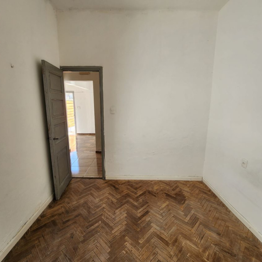 Casa ID.180 - Alquiler Casa con cochera y patio, 1 dormitorio Cerrito de la Victoria.