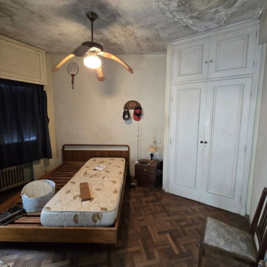 Casa ID.131 - Venta casa la blanqueada a reciclar 3 dormitorios, 4 baños, garaje para 3 autos y patio.