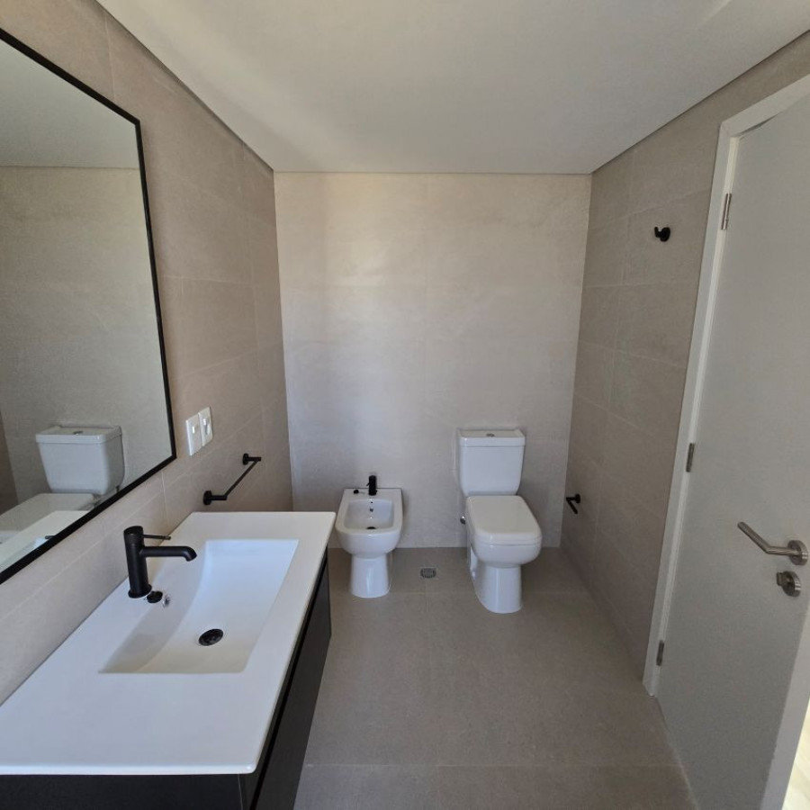 Casa ID.108 - Alquiler casa en Punta Gorda, 3 dormitorios, 2 baños, toilette, cochera y parrillero.