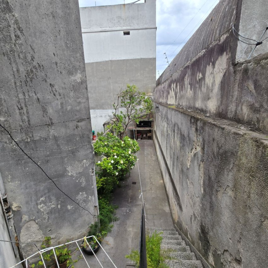 Casa ID.131 - Venta casa la blanqueada a reciclar 3 dormitorios, 4 baños, garaje para 3 autos y patio.