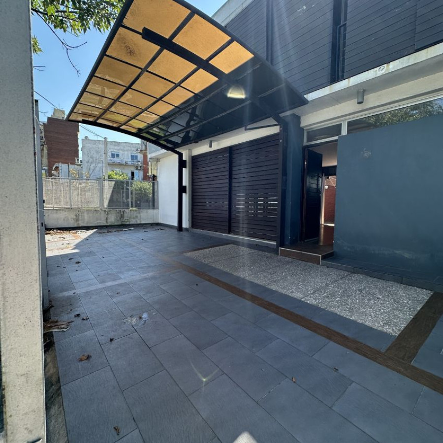 Venta casa Buceo 2 dormitorios, 2 baños, cochera y fondo con parrillero.