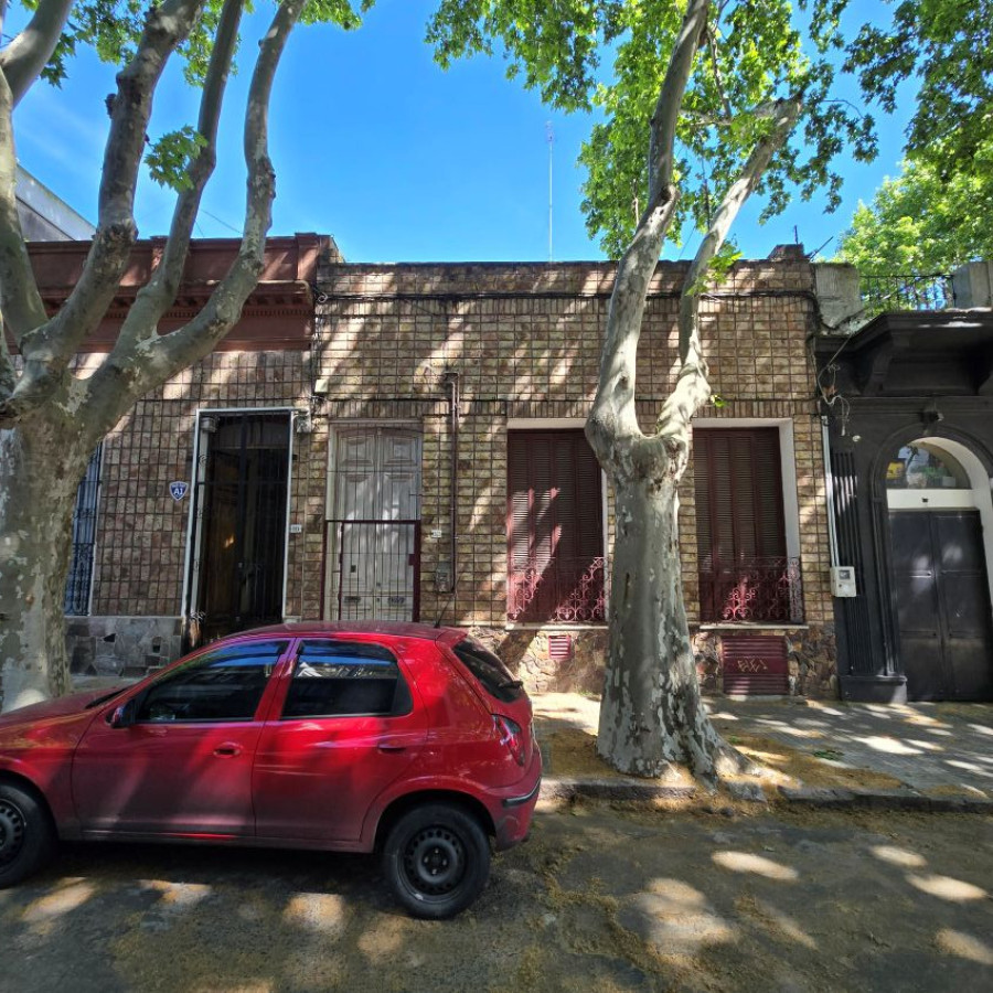 Venta casa en Parque Rodó 2 dormitorios, sótano y azotea.