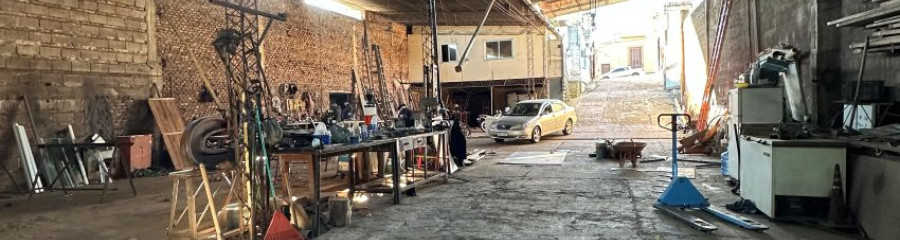 Venta de terreno con construcciones en Centro de Salto con más de 600mts2 y dos entradas. Con renta.