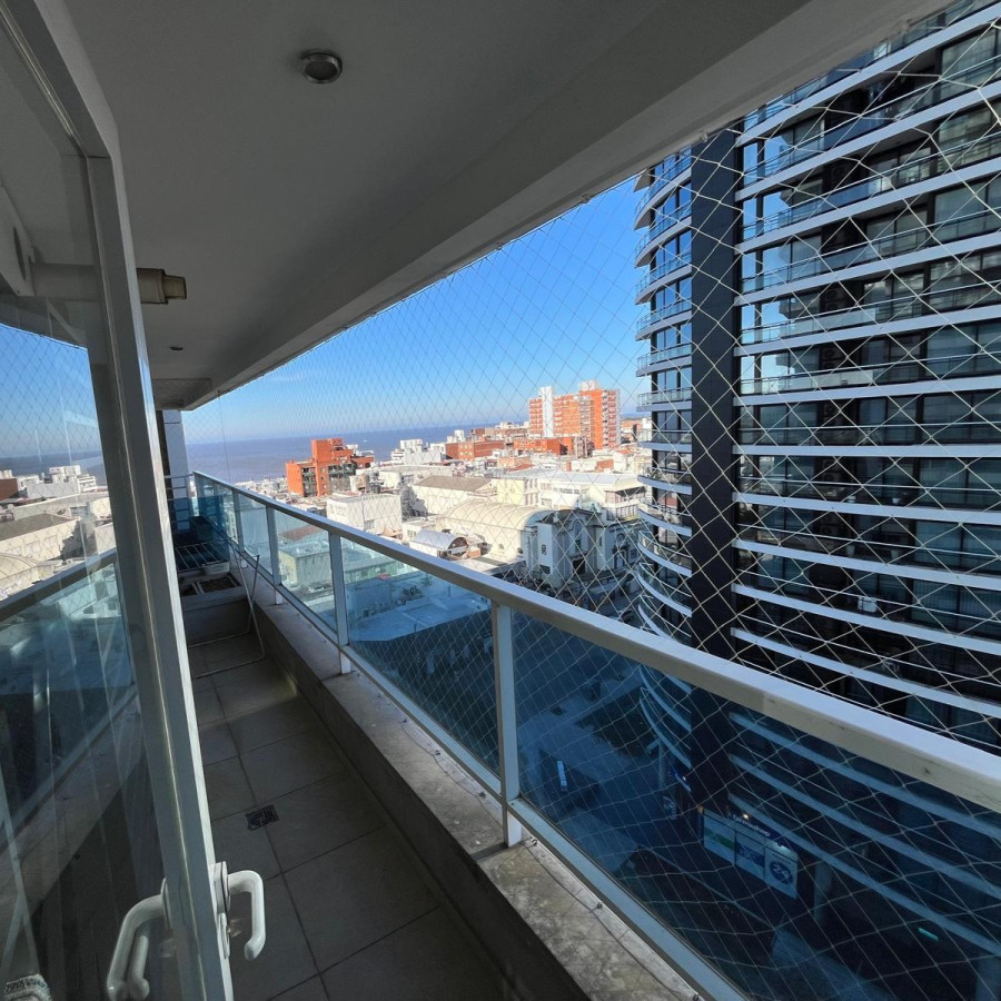 Apartamento ID.73 - Alquiler Exclusivo apartamento amueblado en Buceo 1 dormitorio piso 10 con garaje en edificio Diamantis Plaza.