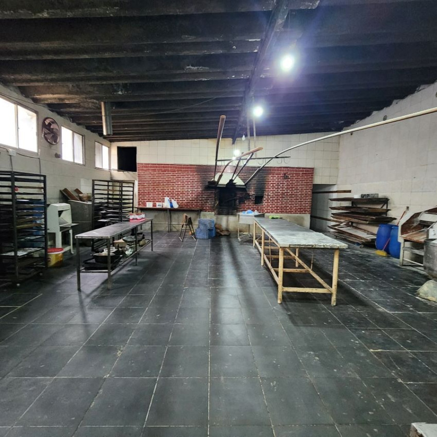 Oficina ID.21 - Venta En Maroñas Local Comercial Con Apartamentos. 