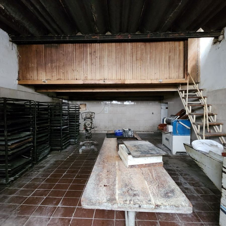 Oficina ID.21 - Venta En Maroñas Local Comercial Con Apartamentos. 