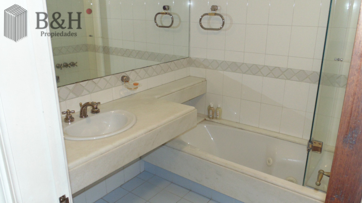 Apartamento ID.4695 - APARTAMENTO EN PUERTO DE PUNTA DEL ESTE DE 3 DORMITORIOS EN SUITE,  DEP. SERV,   BAÑOS