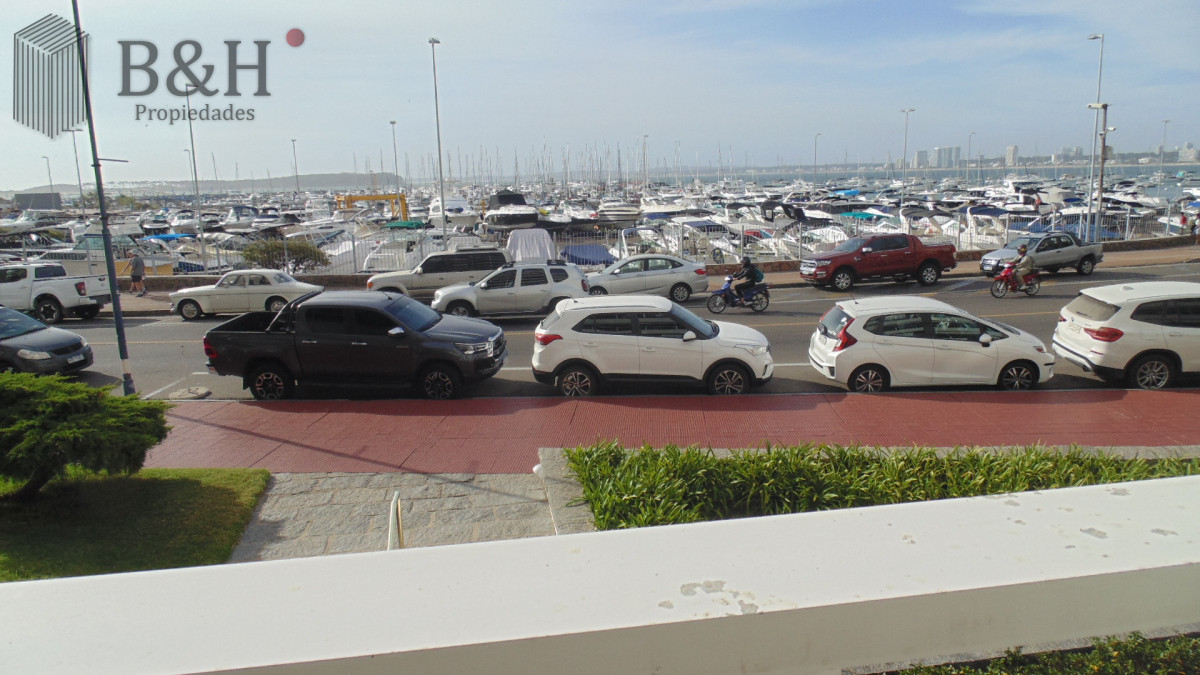 Apartamento ID.4695 - APARTAMENTO EN PUERTO DE PUNTA DEL ESTE DE 3 DORMITORIOS EN SUITE,  DEP. SERV,   BAÑOS