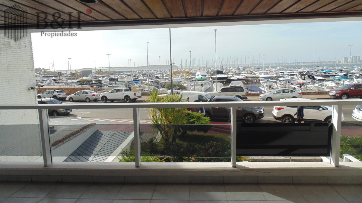 Apartamento ID.4695 - APARTAMENTO EN PUERTO DE PUNTA DEL ESTE DE 3 DORMITORIOS EN SUITE,  DEP. SERV,   BAÑOS
