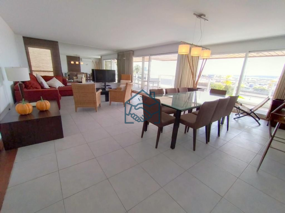 Apartamento ID.1392/APARTAMENTO-EN-PUERTO-DE-PUNTA-DEL-ESTE-DE-3-DORMITORIOS-EN-SUITE,--DEP.-SERV,---BAÑOS - APARTAMENTO EN PUERTO DE PUNTA DEL ESTE DE 3 DORMITORIOS EN SUITE,  DEP. SERV,   BAÑOS