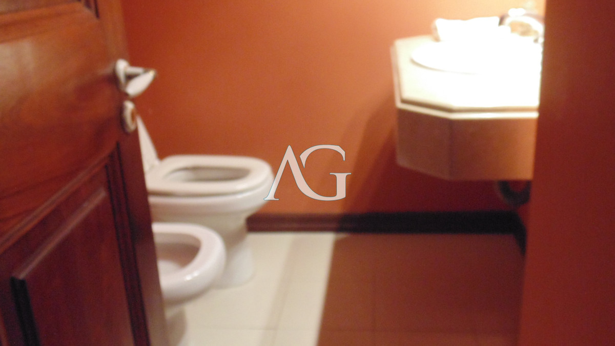 Apartamento ID.37 - APARTAMENTO EN PUERTO DE PUNTA DEL ESTE DE 3 DORMITORIOS EN SUITE,  DEP. SERV,   BAÑOS