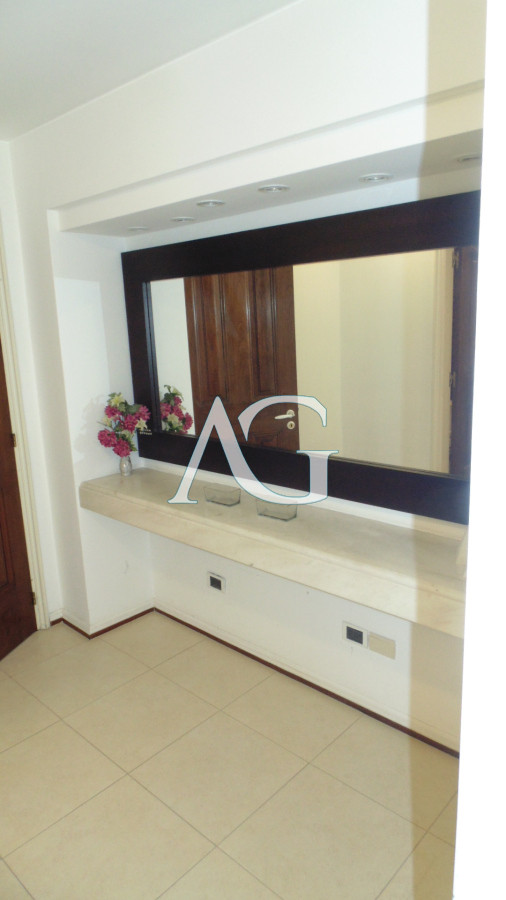 Apartamento ID.37 - APARTAMENTO EN PUERTO DE PUNTA DEL ESTE DE 3 DORMITORIOS EN SUITE,  DEP. SERV,   BAÑOS