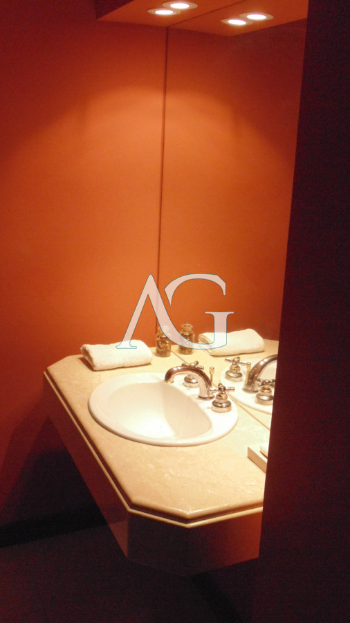 Apartamento ID.37 - APARTAMENTO EN PUERTO DE PUNTA DEL ESTE DE 3 DORMITORIOS EN SUITE,  DEP. SERV,   BAÑOS