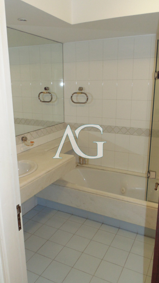 Apartamento ID.37 - APARTAMENTO EN PUERTO DE PUNTA DEL ESTE DE 3 DORMITORIOS EN SUITE,  DEP. SERV,   BAÑOS