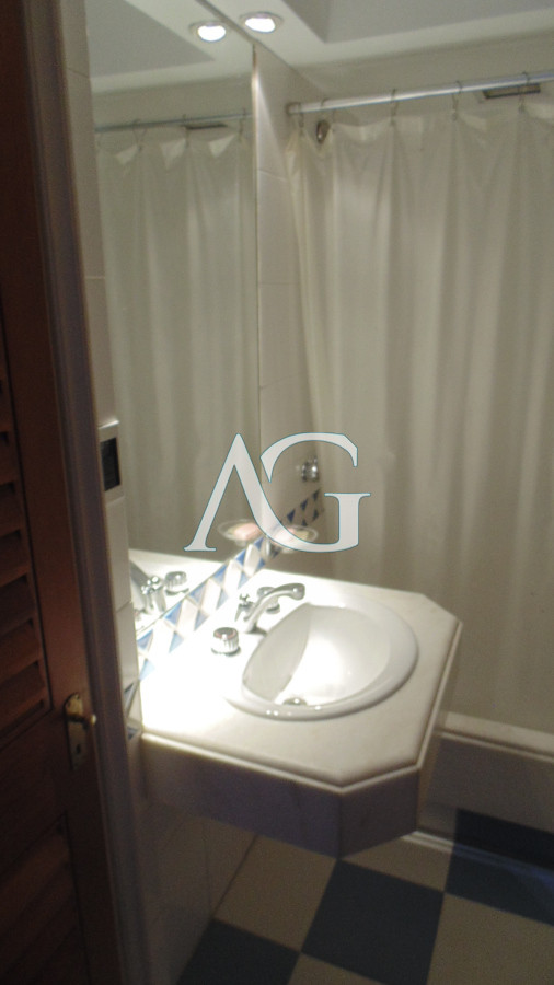 Apartamento ID.37 - APARTAMENTO EN PUERTO DE PUNTA DEL ESTE DE 3 DORMITORIOS EN SUITE,  DEP. SERV,   BAÑOS