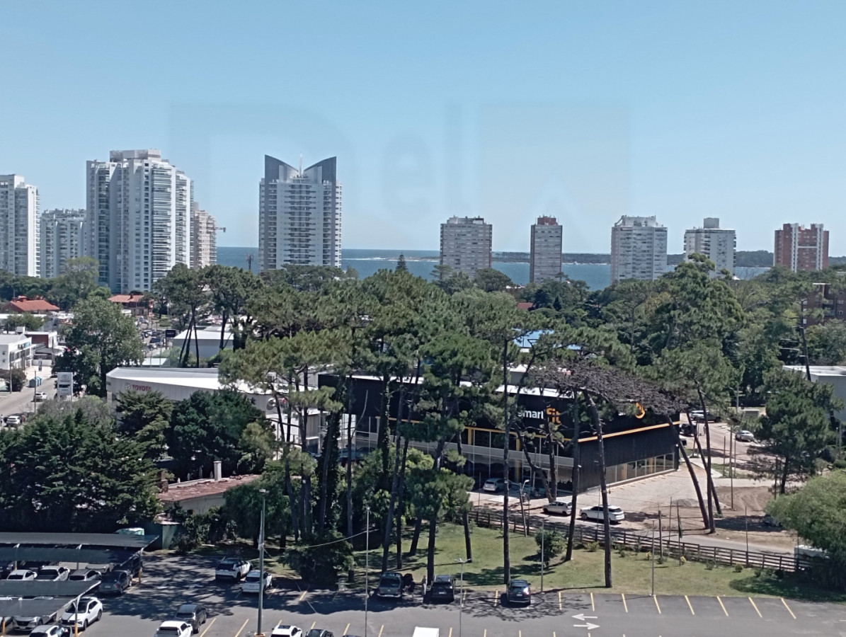 Apto. de 3 dormitorios en moderna torre de categoría, a metros de Punta Shopping