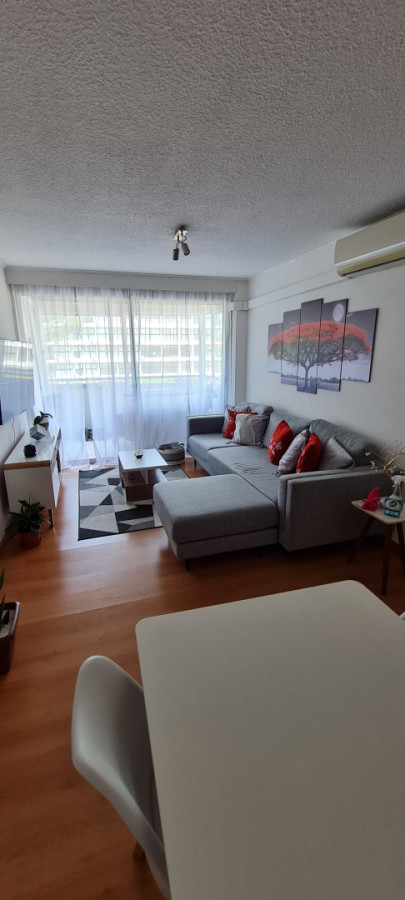 Apto. ideal para invertir sobre Avda. Roosevelt con contrato de alquiler vigente.