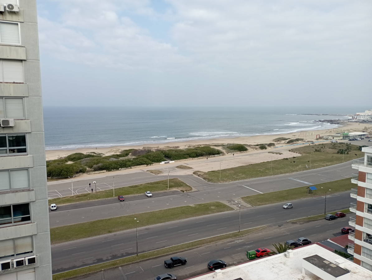 Apartamento en playa brava de 3 dormitorios y dos baños