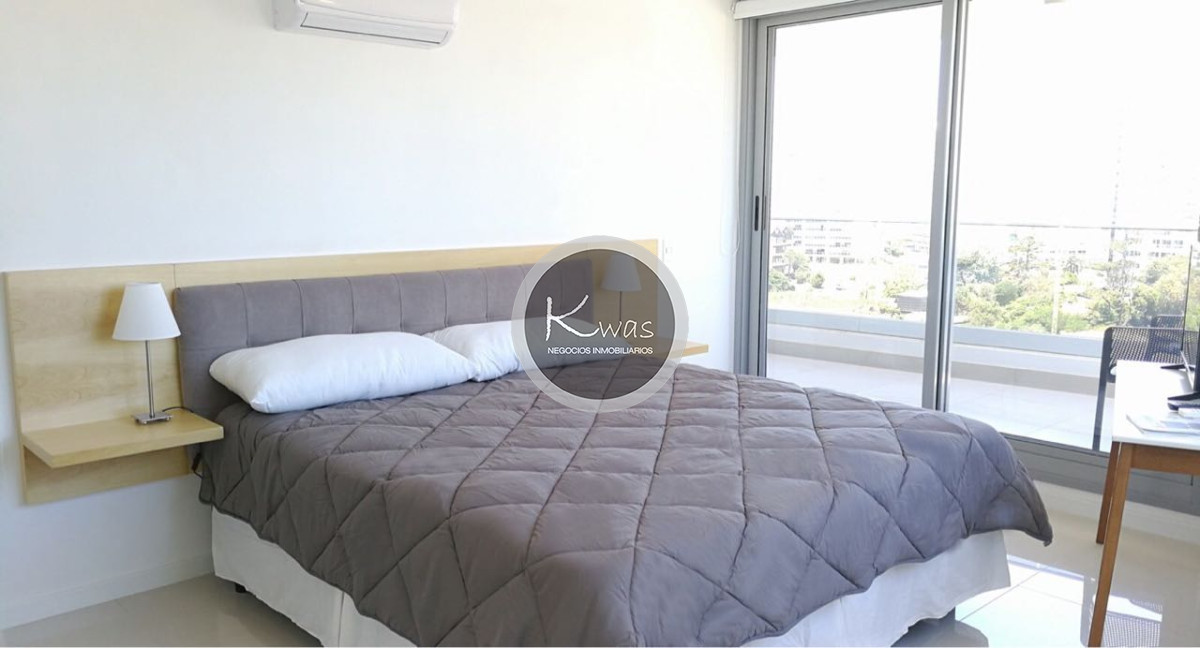 Departamento ID.497 - Departamento de dos dormitorios habitación de servicio lavadero Torre Esmeralda Playa Brava Punta del Este.