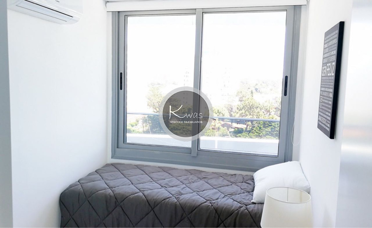 Departamento ID.497 - Departamento de dos dormitorios habitación de servicio lavadero Torre Esmeralda Playa Brava Punta del Este.