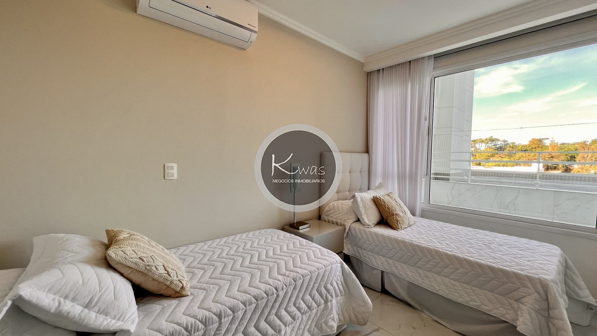 Departamento ID.455 - Venta departamento tres dormitorios en suite Playa Mansa Punta del Este