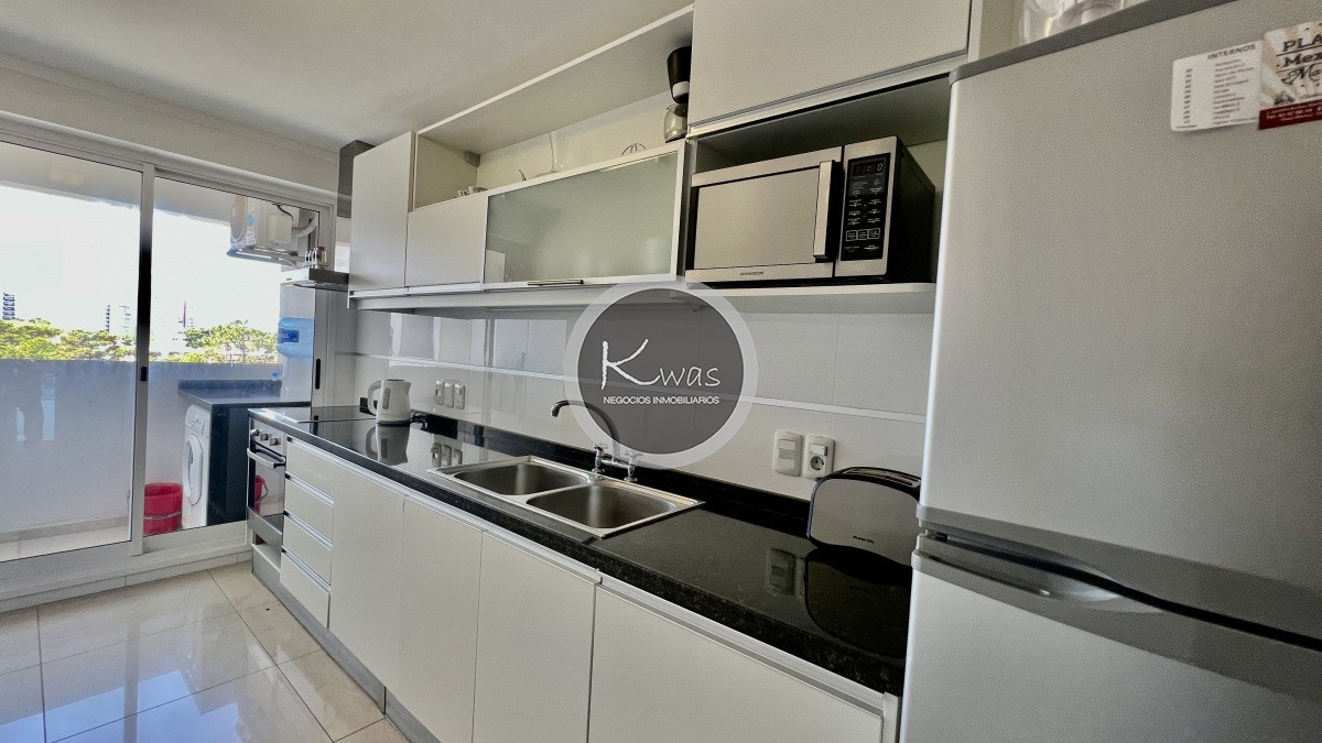 Departamento ID.618 - Venta departamento dos dormitorios en suite habitación de servicio parrillero Playa Mansa Punta del este