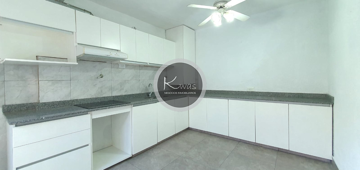 Departamento ID.833 - Venta PH tres niveles de tres dormitorios un baño patio parrilla terraza Munro Olivos