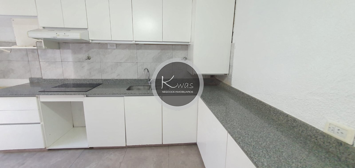 Departamento ID.833 - Venta PH tres niveles de tres dormitorios un baño patio parrilla terraza Munro Olivos