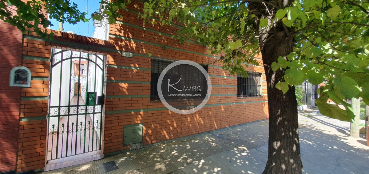 Departamento ID.833 - Venta PH tres niveles de tres dormitorios un baño patio parrilla terraza Munro Olivos