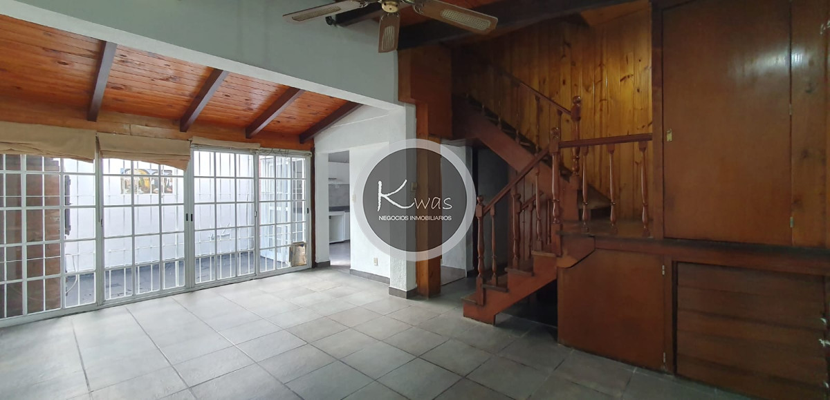 Departamento ID.833 - Venta PH tres niveles de tres dormitorios un baño patio parrilla terraza Munro Olivos