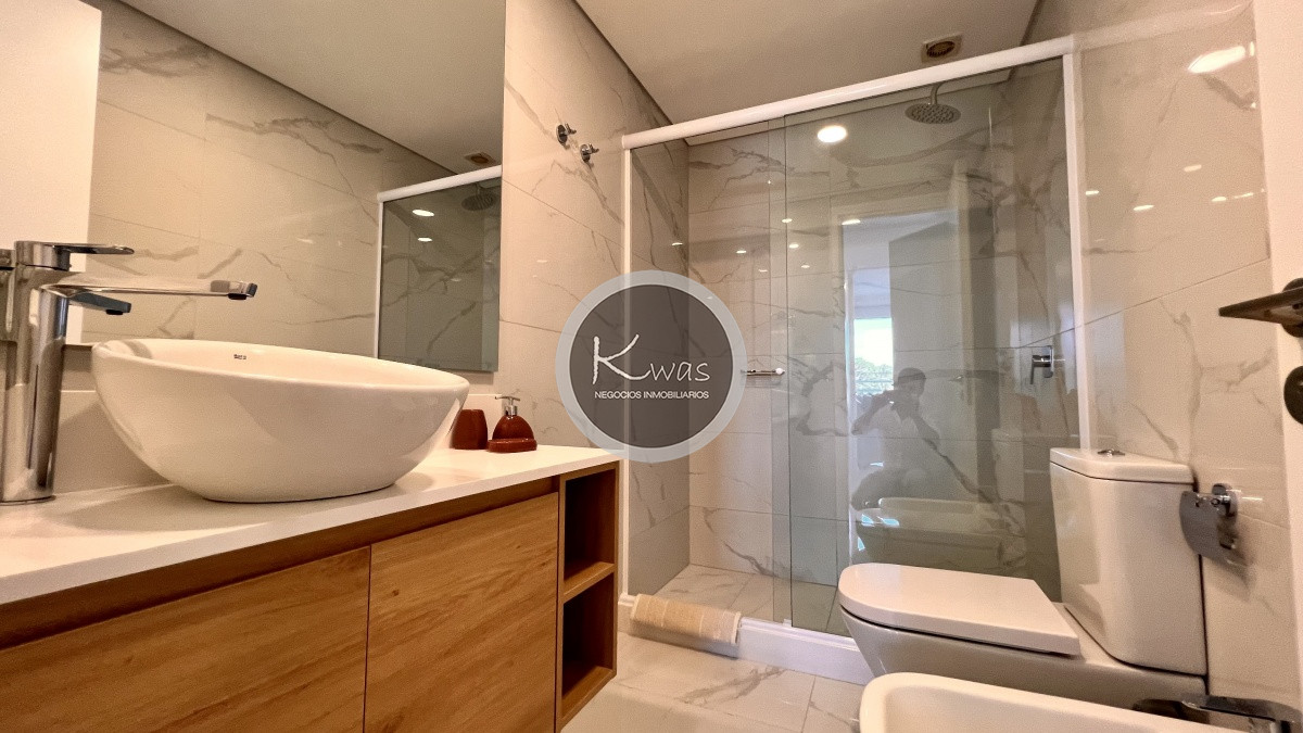 Departamento ID.455 - Venta departamento tres dormitorios en suite Playa Mansa Punta del Este