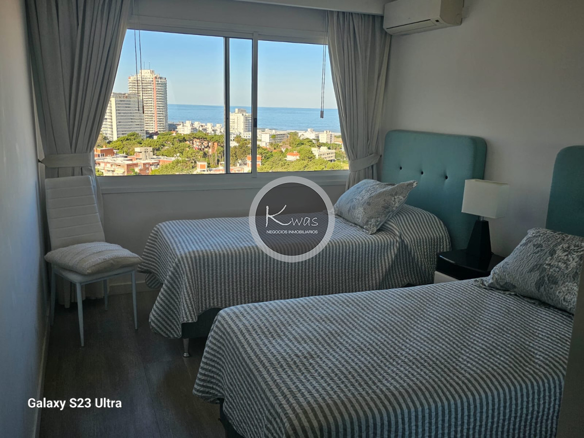 Departamento ID.785 - Departamento Casino Tower dos dormitorios y medio Playa Mansa Punta del Este