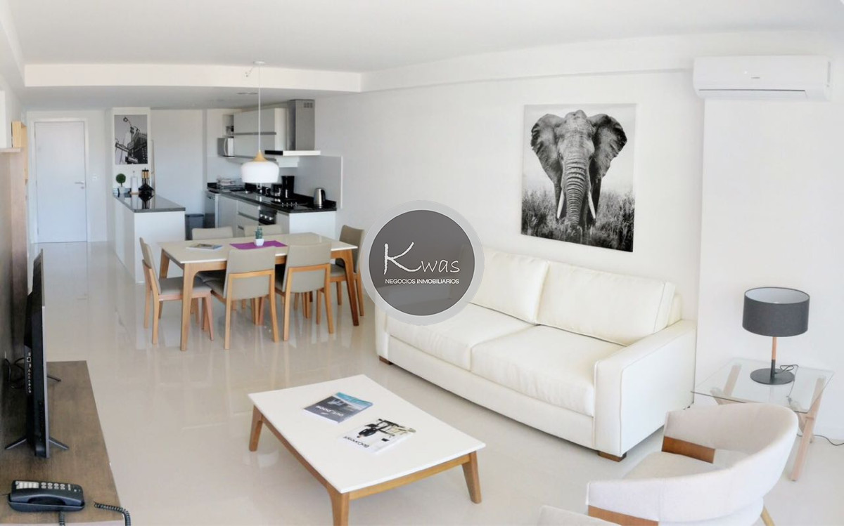 Departamento ID.497 - Departamento de dos dormitorios habitación de servicio lavadero Torre Esmeralda Playa Brava Punta del Este.