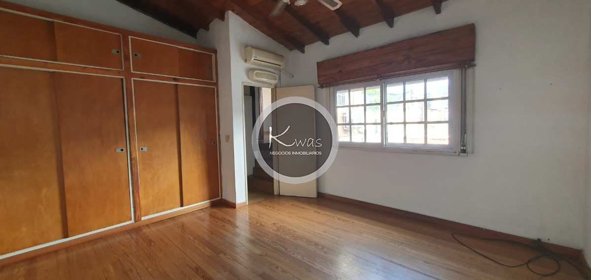 Departamento ID.833 - Venta PH tres niveles de tres dormitorios un baño patio parrilla terraza Munro Olivos