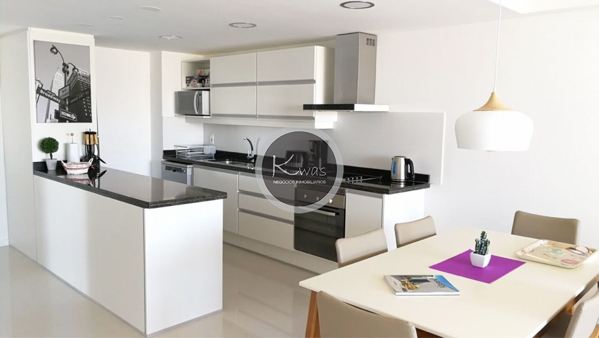 Departamento ID.497 - Departamento de dos dormitorios habitación de servicio lavadero Torre Esmeralda Playa Brava Punta del Este.