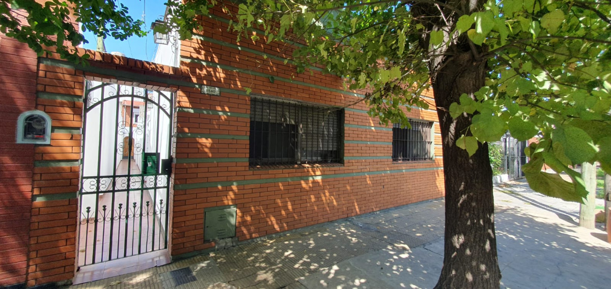 Venta PH tres niveles de tres dormitorios un baño patio parrilla terraza Munro Olivos