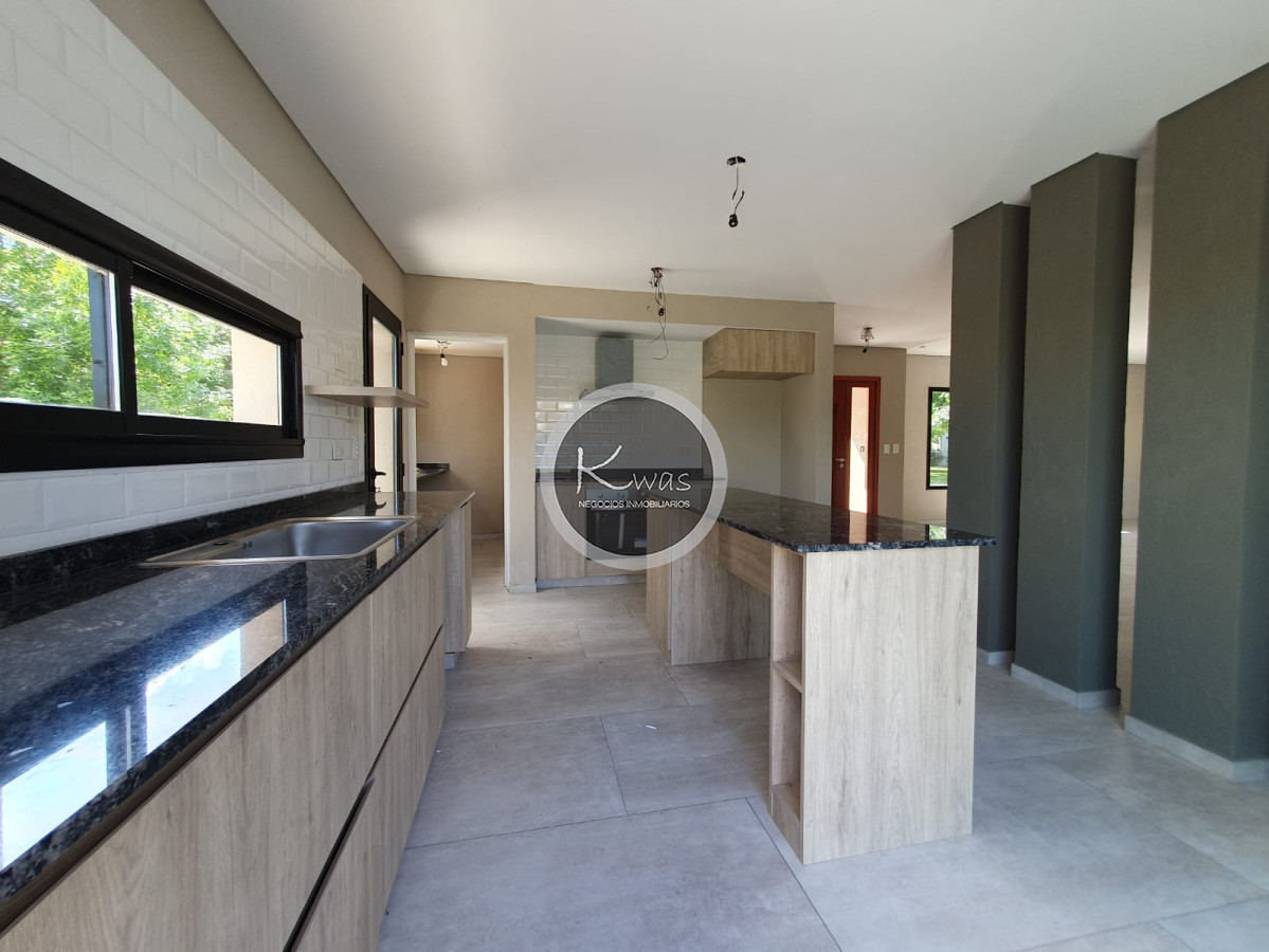 Departamento ID.825 - Venta casa tres dormitorios pileta parrilla en Santa Guadalupe, Pilar del Este, Pilar