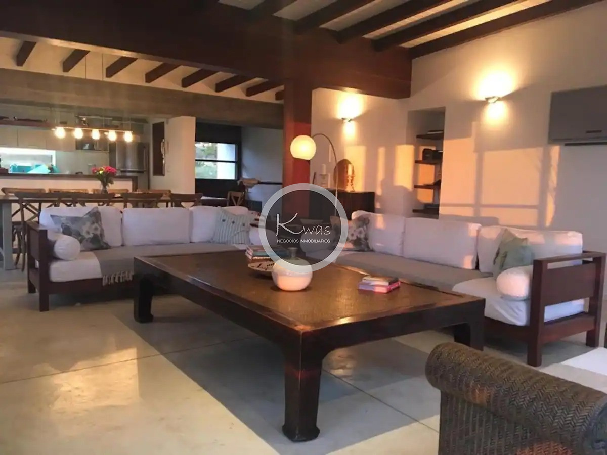 Departamento ID.710 - Casa cinco dormitorios piscina garage parrillero Manantiales Punta del Este
