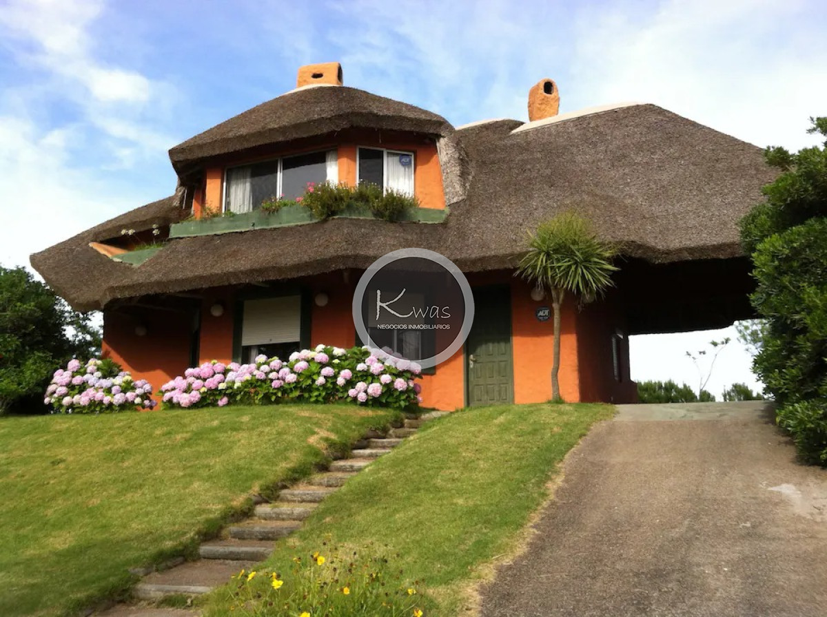 Casa ID.675 - Casa tres dormitorios dos baños cochera Punta Ballena Punta del Este