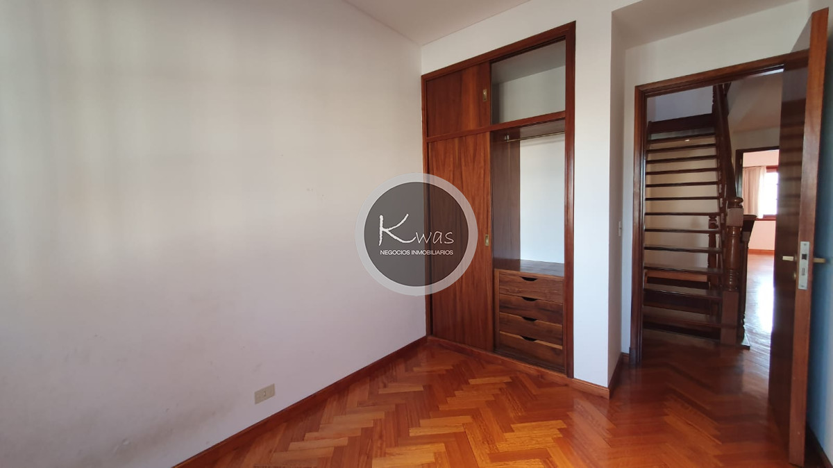 Departamento ID.841 - Duplex de tres dormitorios dos baños toilette cochera cubierta jardin parrilla Olivos Vicente Lopez