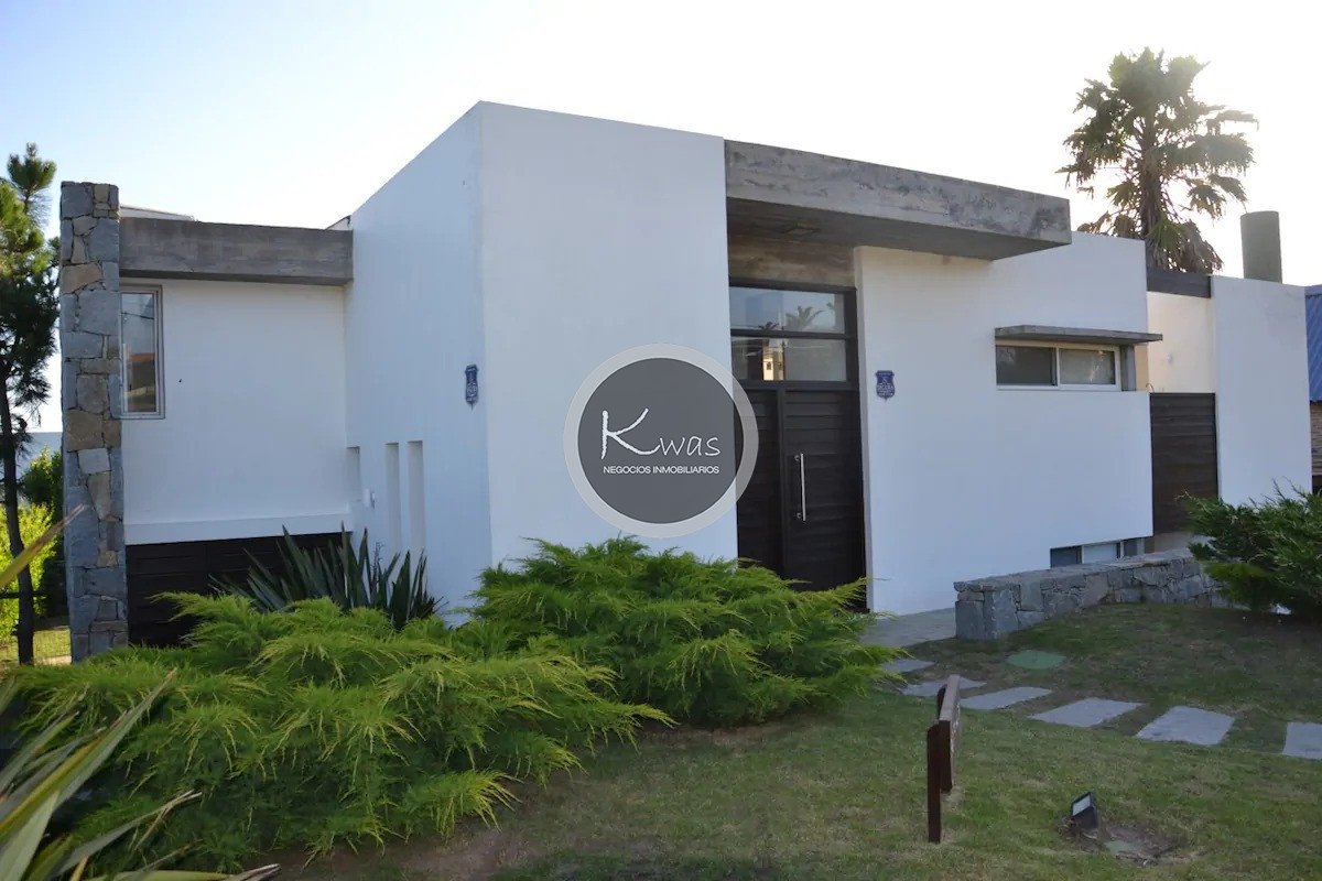 Departamento ID.710 - Casa cinco dormitorios piscina garage parrillero Manantiales Punta del Este