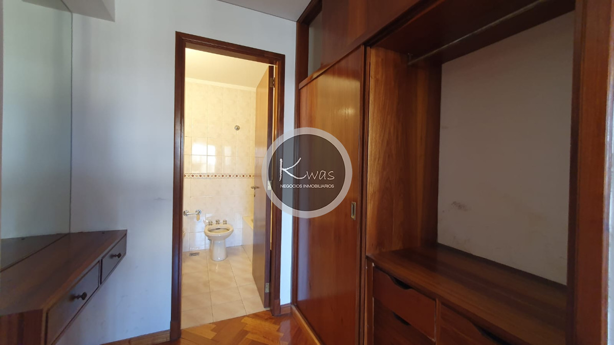 Departamento ID.841 - Duplex de tres dormitorios dos baños toilette cochera cubierta jardin parrilla Olivos Vicente Lopez