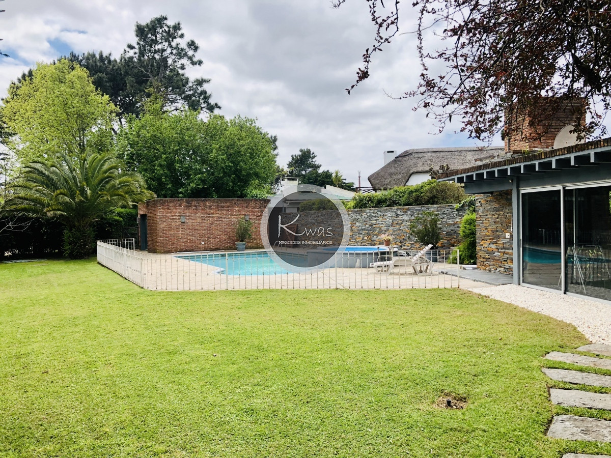 Casa ID.184 - Alquiler de temporada casa tres dormitorios piscina climatizada punta del este