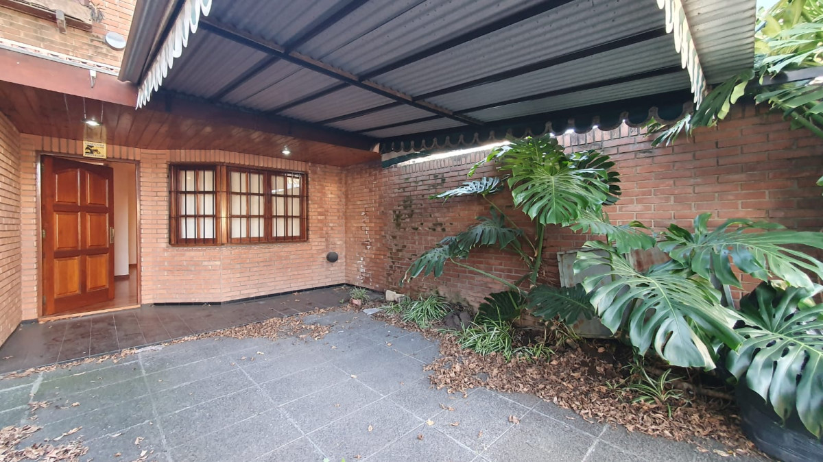 Duplex de tres dormitorios dos baños toilette cochera cubierta jardin parrilla Olivos Vicente Lopez
