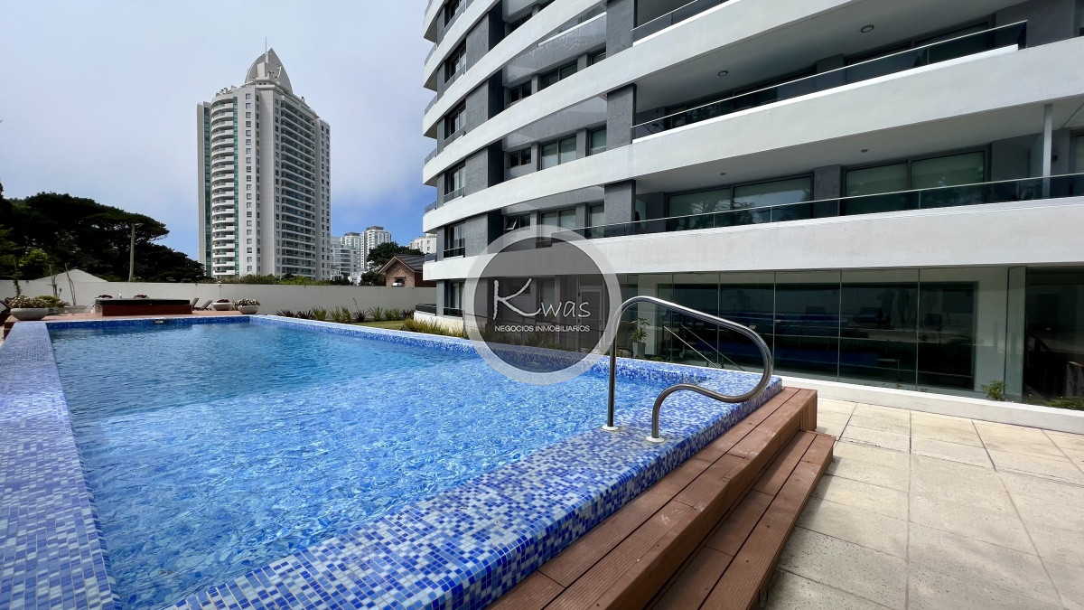 Departamento ID.497 - Departamento de dos dormitorios habitación de servicio lavadero Torre Esmeralda Playa Brava Punta del Este.