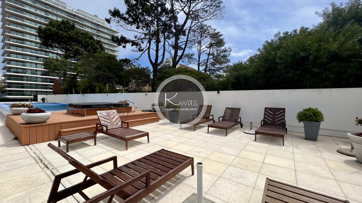 Departamento ID.497 - Departamento de dos dormitorios habitación de servicio lavadero Torre Esmeralda Playa Brava Punta del Este.